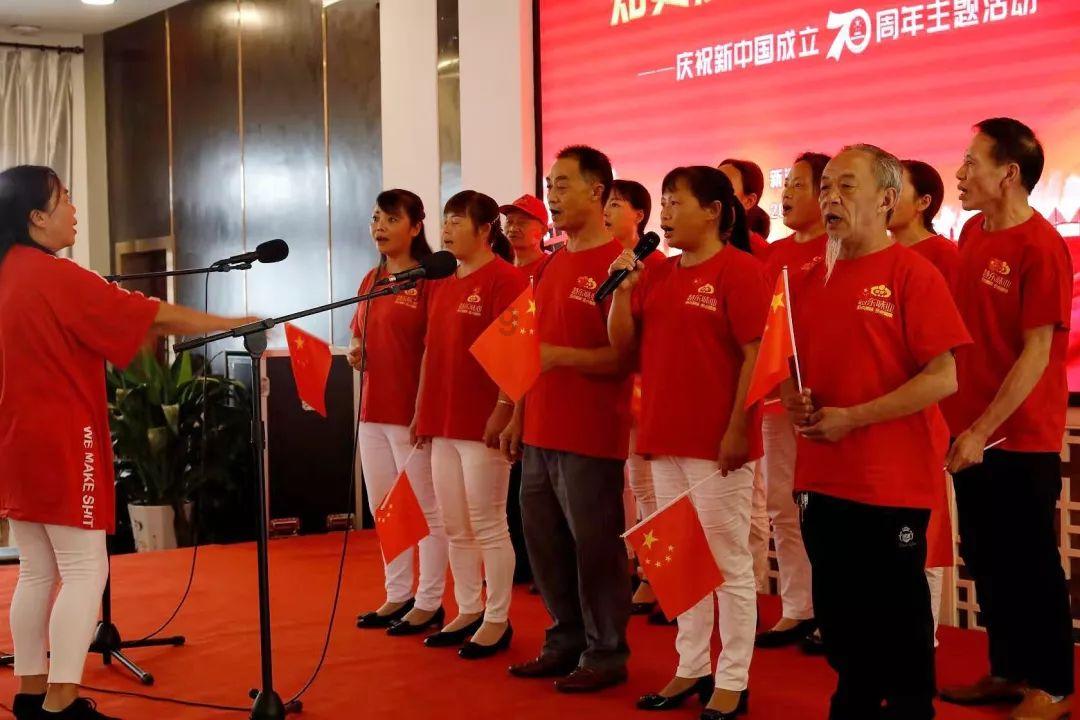 铁笼中的小鹿逃脱
